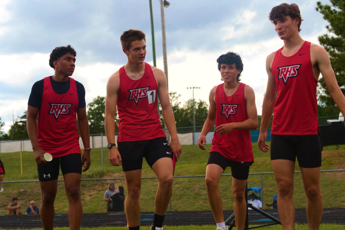  the RHS Boys 4x800 team at spotswood